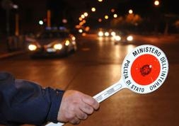 Un poliziotto chiede dei soldi ad un camionista per non eleva...