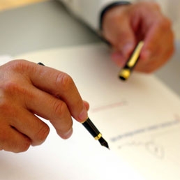 Produce documenti falsi per ottenere una erogazione pubblica....