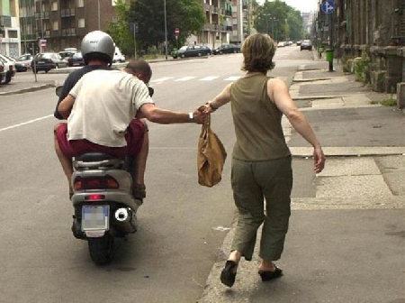 Scippata una donna di 69 anni. No all'aggravante delle condiz...