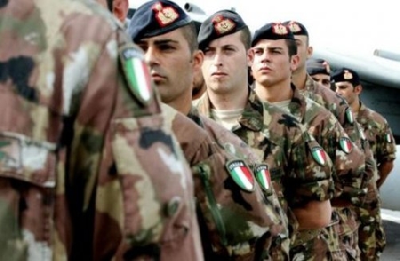 Militare detiene un proiettile in dotazione delle forze armat...