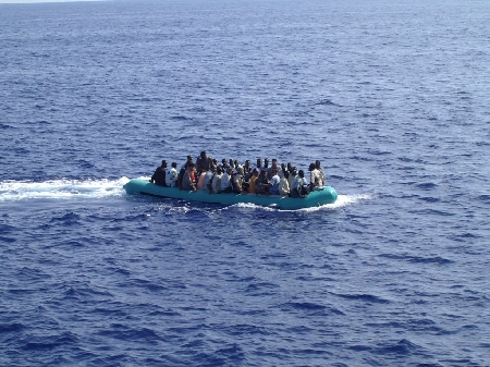 4 omicidi su un gommone durante la tratta Libia Italia. Anche...