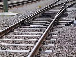 Parcheggia l'auto sui binari del treno in prossimità di un pa...