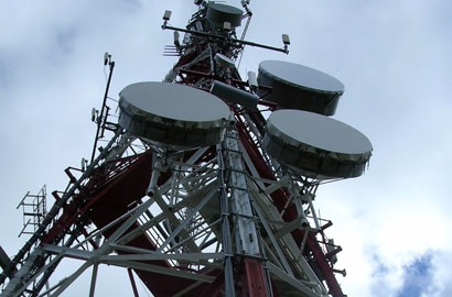 Il traliccio porta antenna realizzato dalla parrocchia deturp...