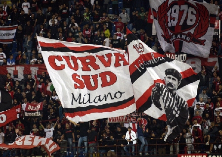 Tifoso espone nella curva sud dello stadio di San siro uno st...