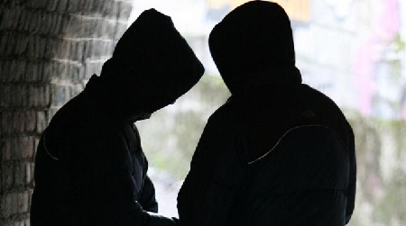 Si trova in compagnia di un amico che detiene droga: non è co...