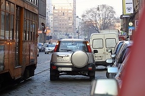 Parcheggia in doppia fila e aggredisce il conducente di un au...