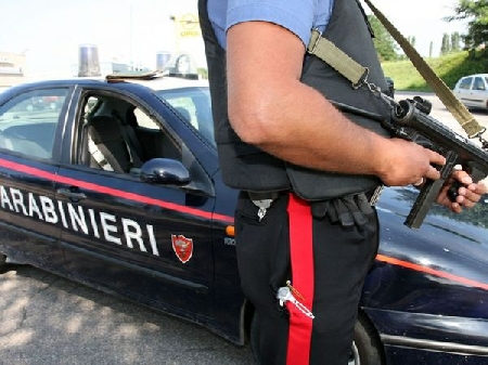 Rapinatore in fuga usa violenza e minaccia verso i Carabinier...