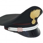 Maresciallo dei Carabinieri interviene durante una rapina men...