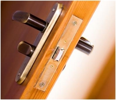 Cambia la serratura della porta di ingresso della casa famili...