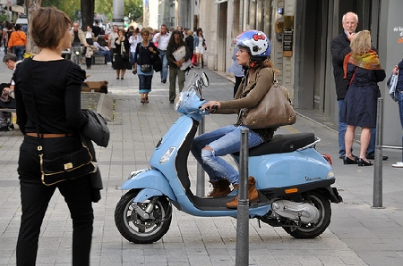 Una ragazza su un motorino viene coinvolta in un incidente st...