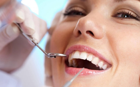 Il padre di una ragazza maggiorenne conclude con un dentista ...