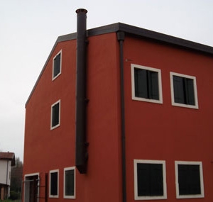 Condominio: la canna fumaria non è costruzione e quindi non è...