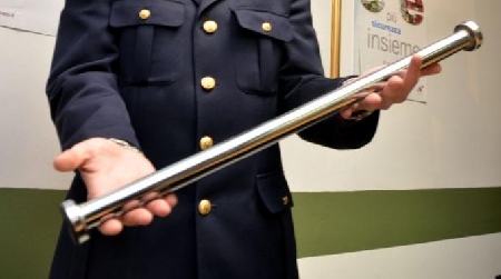 8 persone fanno irruzione in una discoteca armati di spranghe...