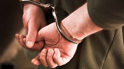 Arrestato dai carabinieri viene tradotto in Caserma e durante...