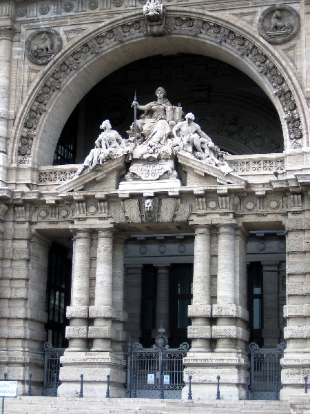 Bancarotta fraudolenta: si applicano le pene accessorie se la...